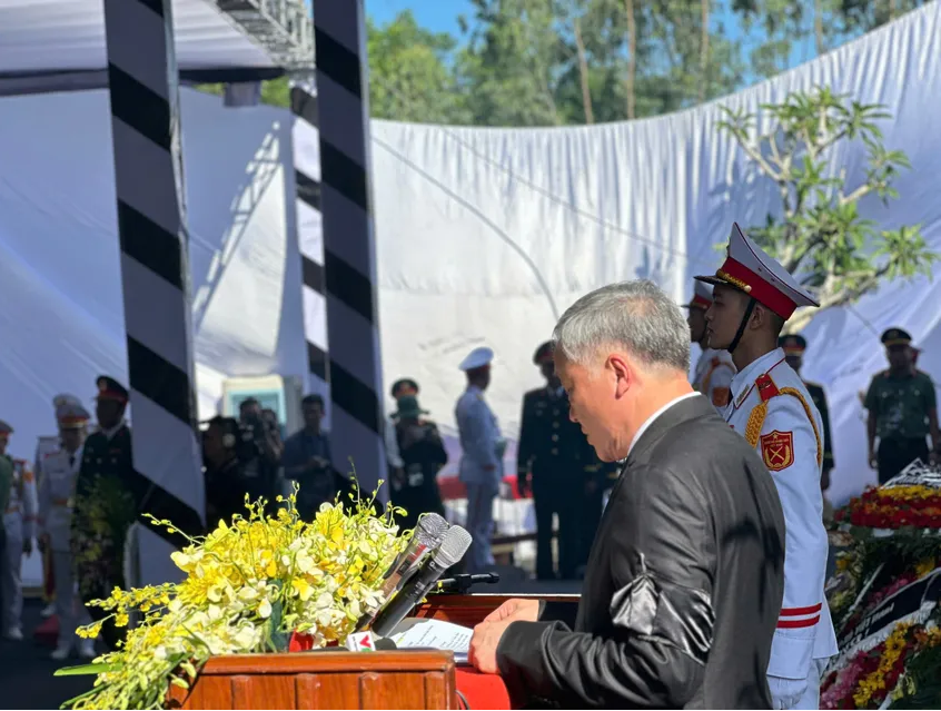 Phó Thủ tướng Thường trực Nguyễn Hòa Bình, Trưởng Ban Tổ chức lễ tang, đọc lời cảm ơn. Ảnh: NGUYỄN YÊN