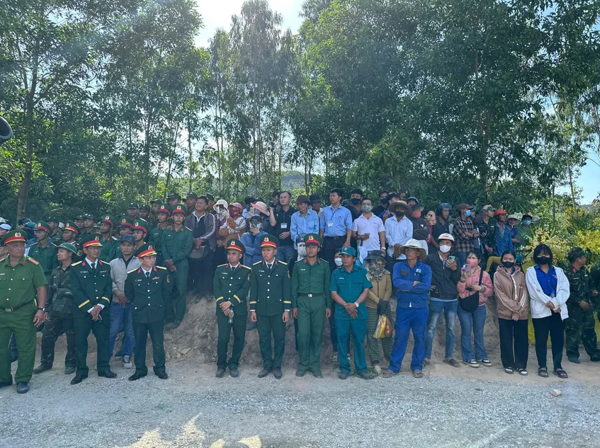 Đông đảo người dân đến đưa tiễn nguyên Chủ tịch nước Trần Đức Lương về nơi an nghỉ. Ảnh: NGUYỄN YÊN