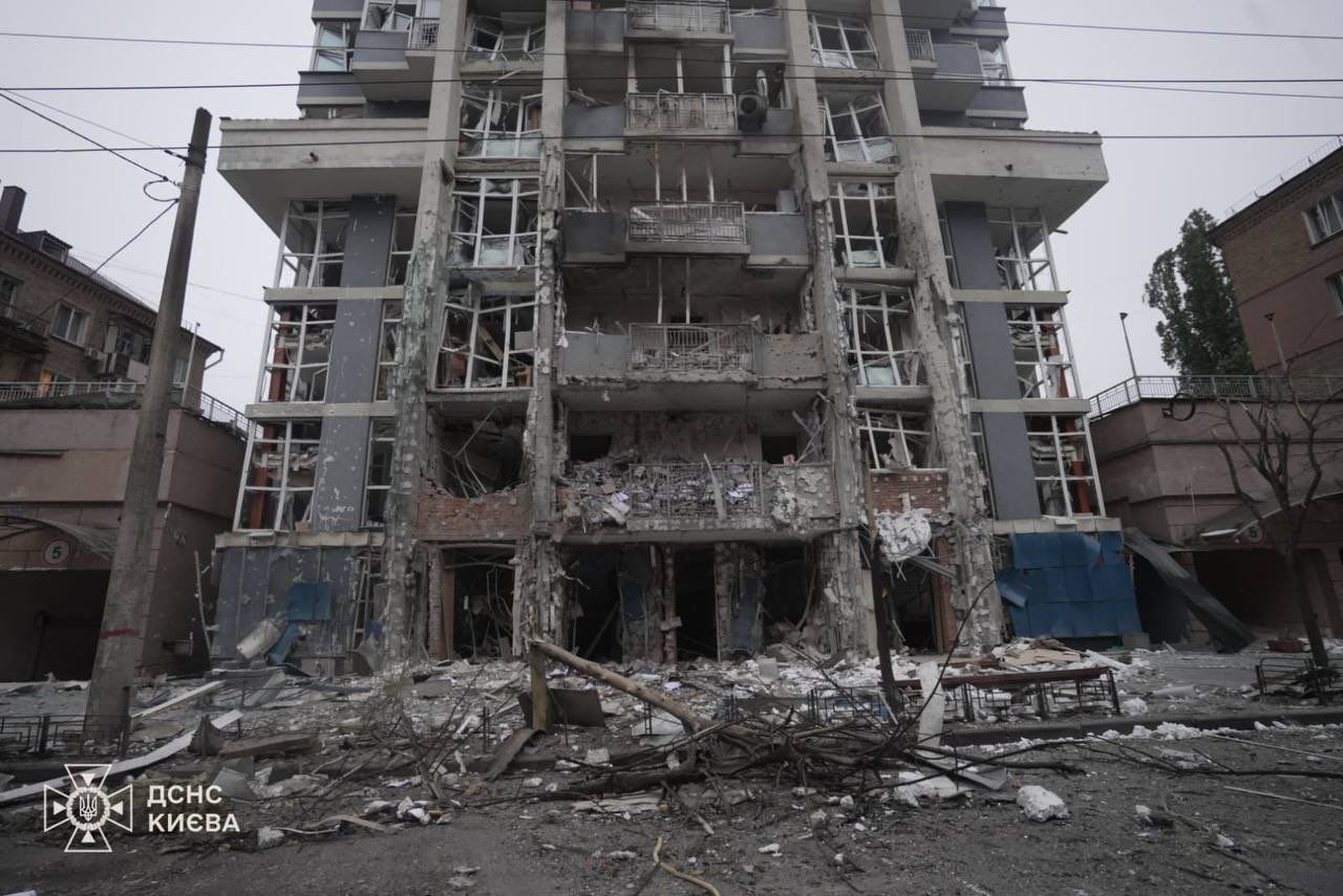 Một số công trình bị hư hại ở Kiev sau vụ tập kích mới của quân đội Nga (ảnh: EPA) Một số công trình bị hư hại ở Kiev sau vụ tập kích mới của quân đội Nga (ảnh: EPA)