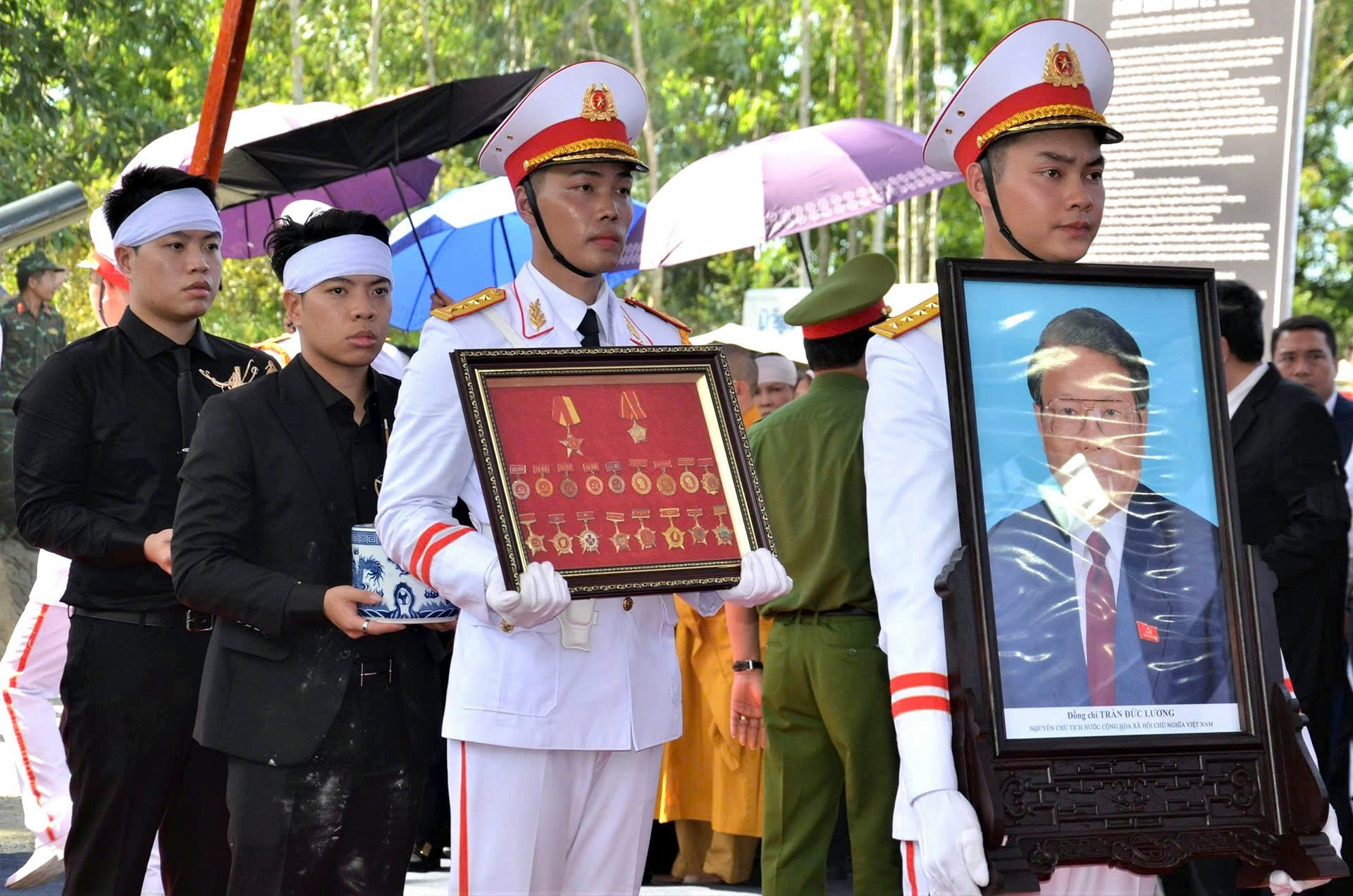 Nguyên Chủ tịch nước Trần Đức Lương về với đất mẹ - 8
