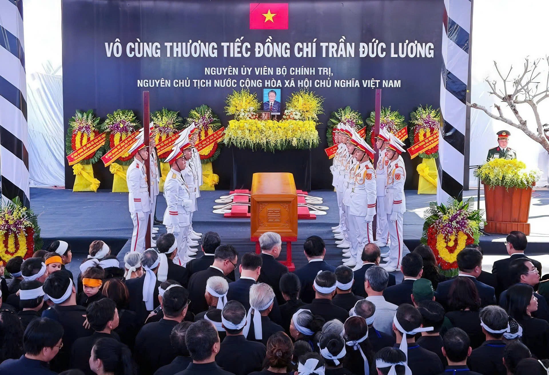 Đội tiêu binh thực hiện nghi lễ hạ huyệt