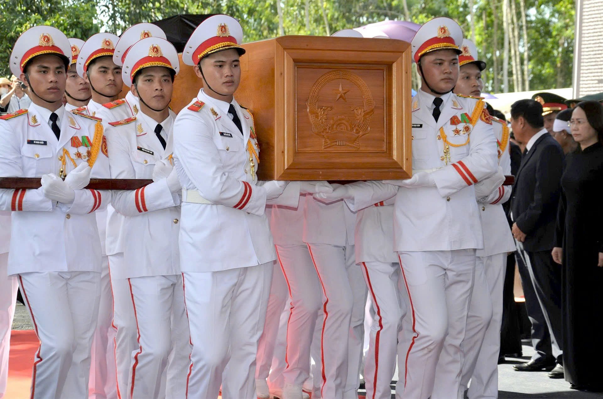 Nguyên Chủ tịch nước Trần Đức Lương về với đất mẹ - 9