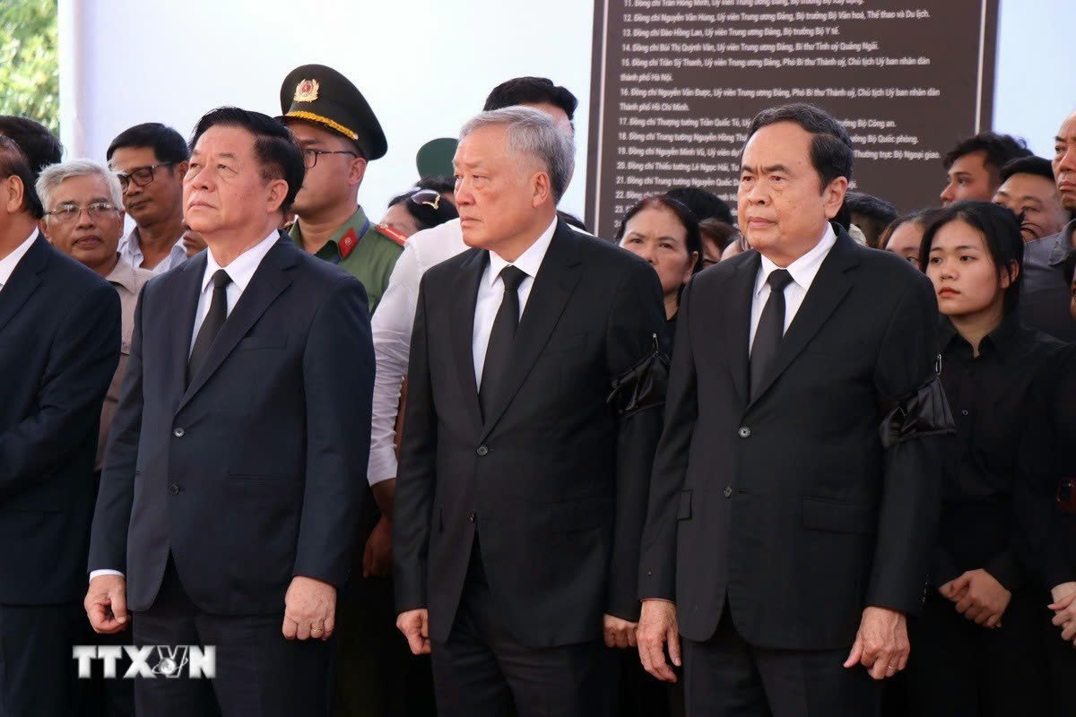 Lãnh đạo Đảng, Nhà nước dự lễ an táng nguyên Chủ tịch nước Trần Đức Lương. Ảnh: TTXVN