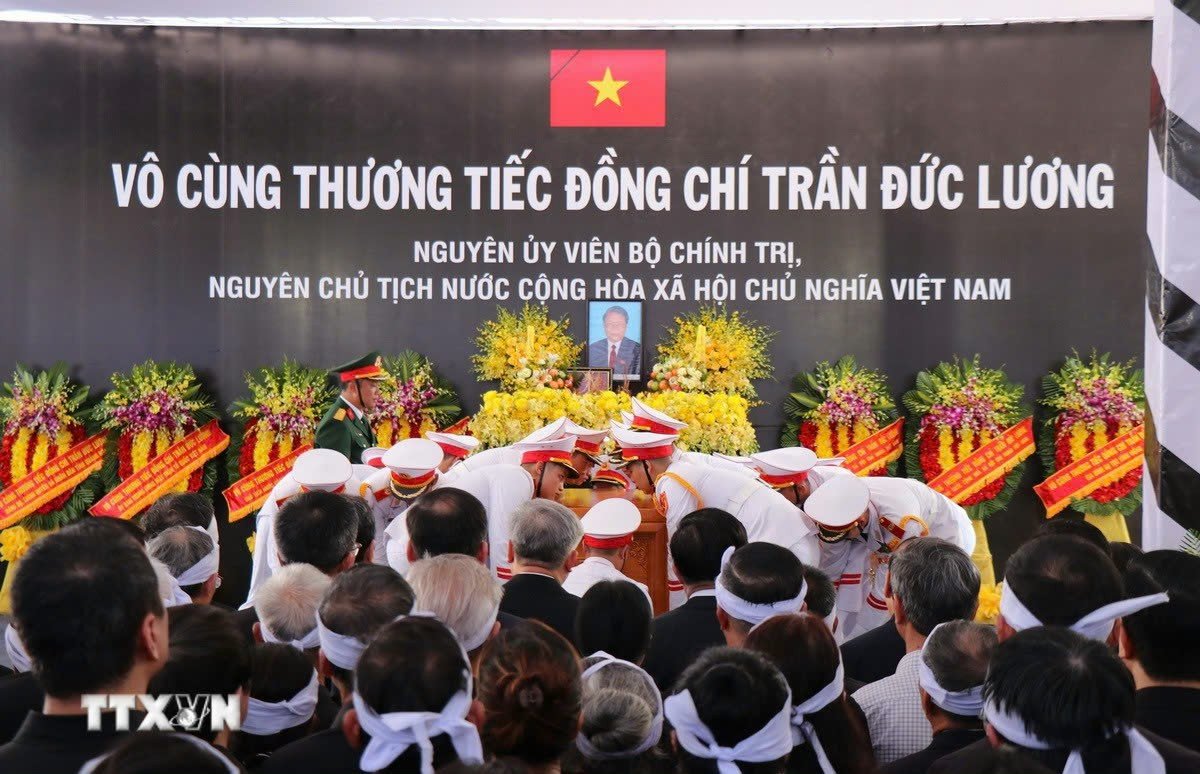 Nghi thức hạ huyệt linh cữu nguyên Chủ tịch nước Trần Đức Lương. Ảnh: TTXVN