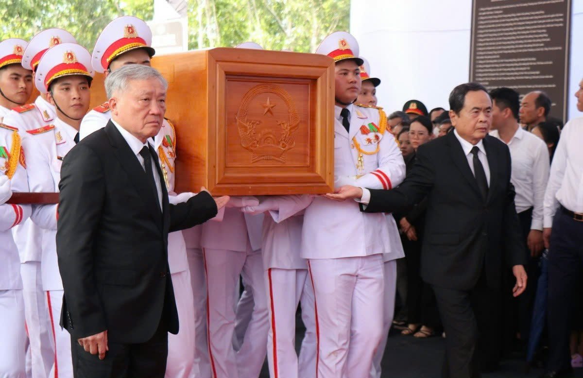 Lãnh đạo Đảng, Nhà nước đưa linh cữu nguyên Chủ tịch nước Trần Đức Lương vào nghĩa trang xã Phổ Khánh. Ảnh: TTXVN