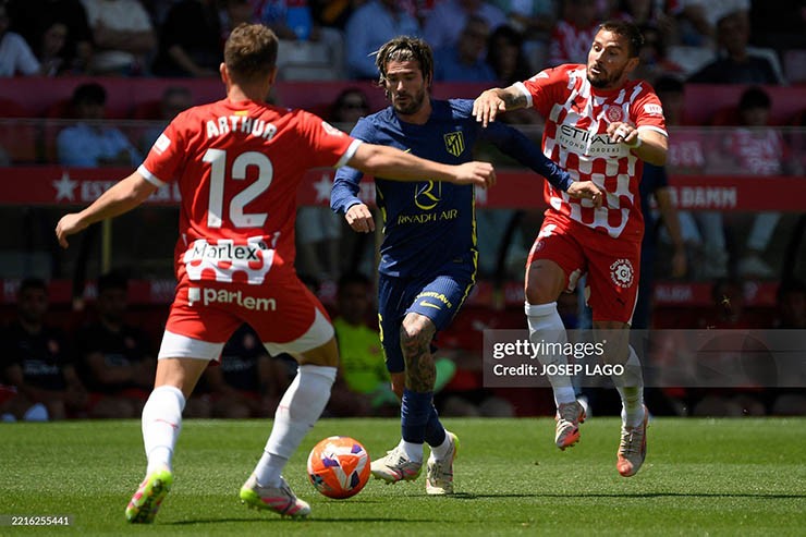 Atletico (áo xanh sẫm) chơi cực kỳ nỗ lực trước Girona