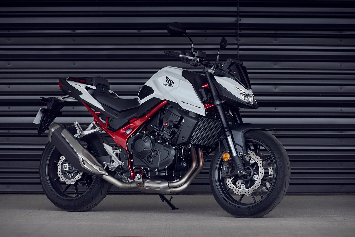 Honda CB750 Hornet trang bị động cơ 755cc.