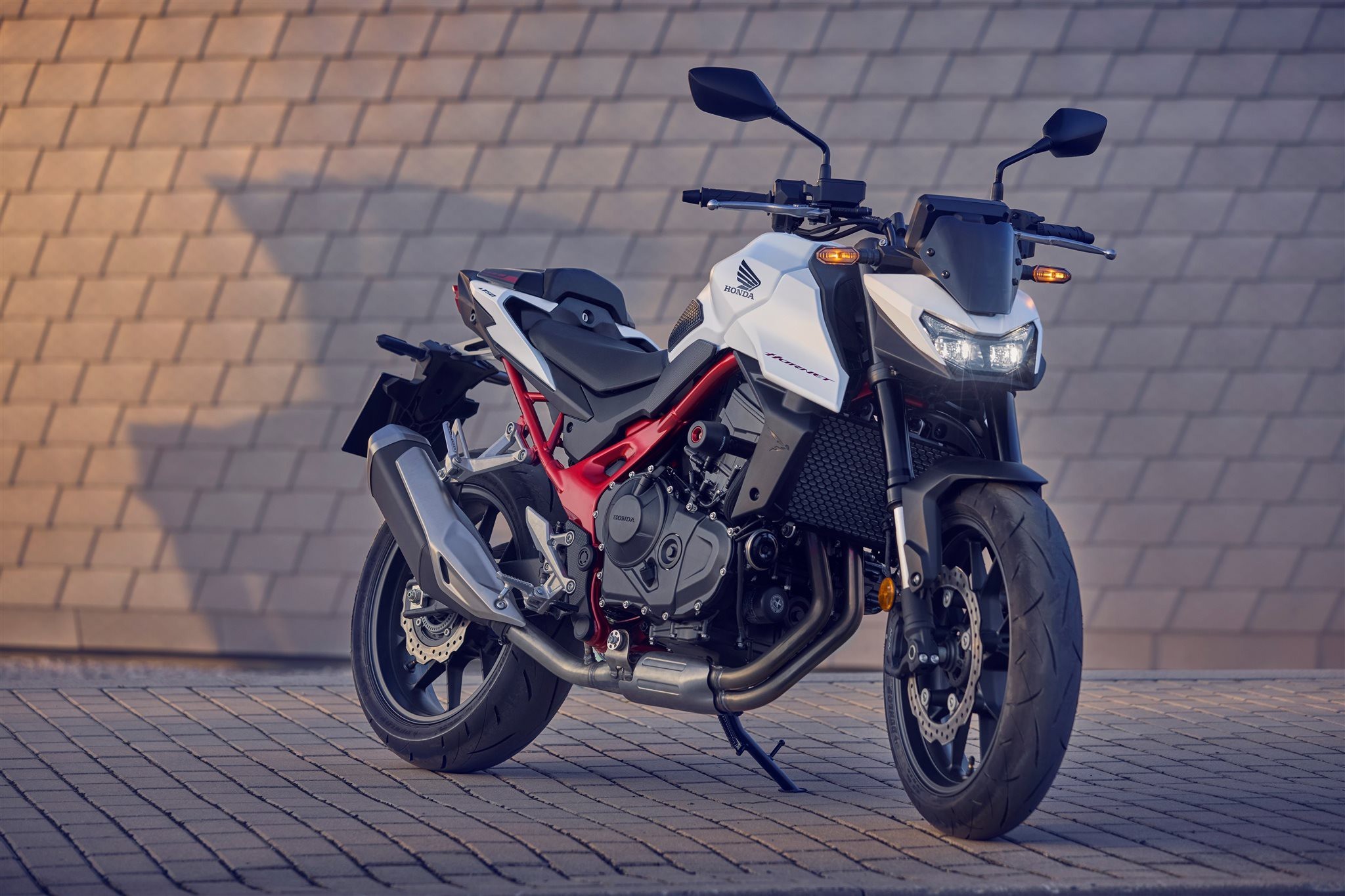 Honda CB750 Hornet ra mắt.