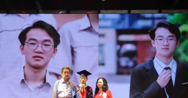 Nam sinh bật khóc khi nhận món quà đặc biệt từ cô hiệu trưởng trong lễ tri ân