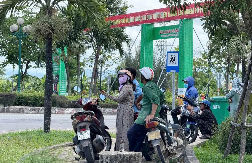 Đưa linh cữu nguyên Chủ tịch nước Trần Đức Lương về quê nhà ở Phổ Khánh - 16
