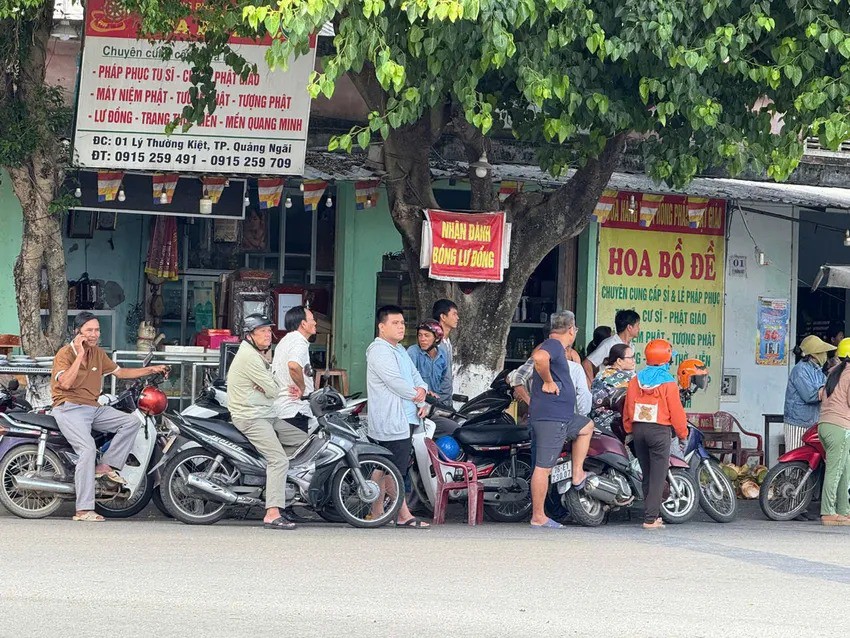Người dân ở Quảng Ngãi chờ từ rất sớm để đón linh cữu của nguyên Chủ tịch nước Trần Đức Lương. Ảnh: NGUYỄN YÊN