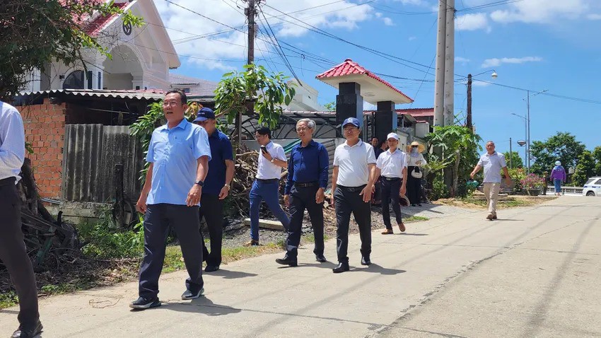 Người dân đội nắng đi bộ vào bên trong khu vực an táng, tiễn biệt nguyên Chủ tịch nước Trần Đức Lương về nơi an nghỉ cuối cùng. Ảnh: MINH TRƯỜNG
