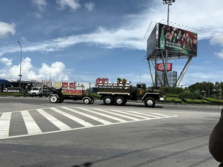 12 giờ 56, linh xa chở linh cữu nguyên Chủ tịch nước Trần Đức Lương đã di chuyển qua địa phận TP Quảng Ngãi. Ảnh: NGUYỄN YÊN