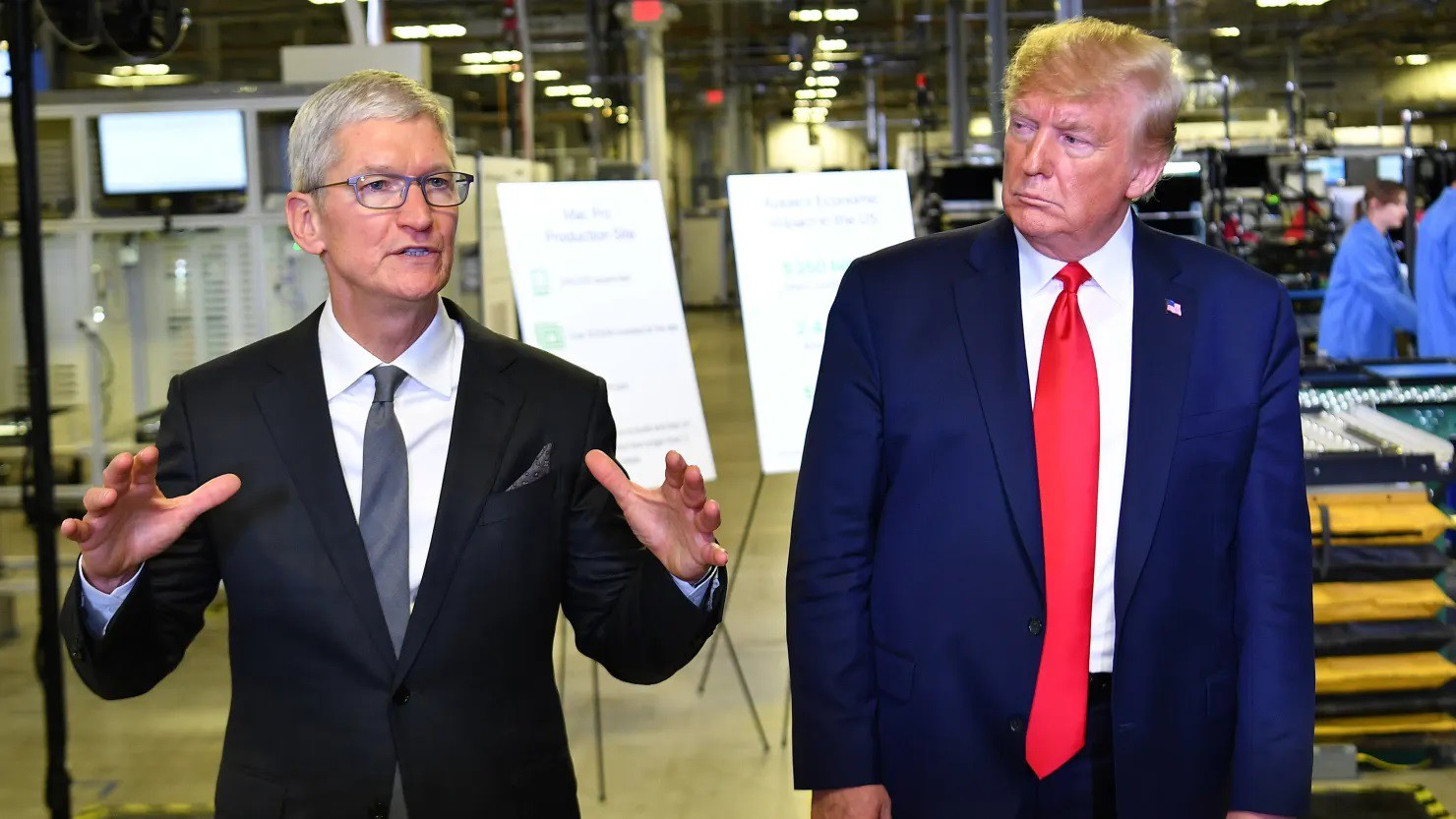 Tổng giám đốc điều hành Apple Tim Cook, bên trái&nbsp;và Tổng thống Donald Trump