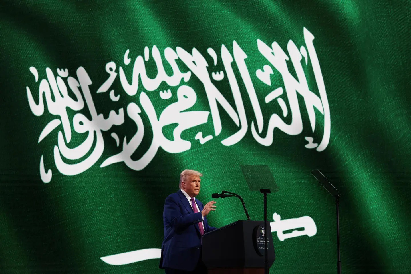 Ông Donald Trump đã phát biểu tại diễn đàn đầu tư kinh doanh giữa Saudi Arabia và Hoa Kỳ tại Riyadh, Saudi Arabia, trong chuyến công du nước ngoài chính thức đầu tiên trong nhiệm kỳ thứ hai của ông.