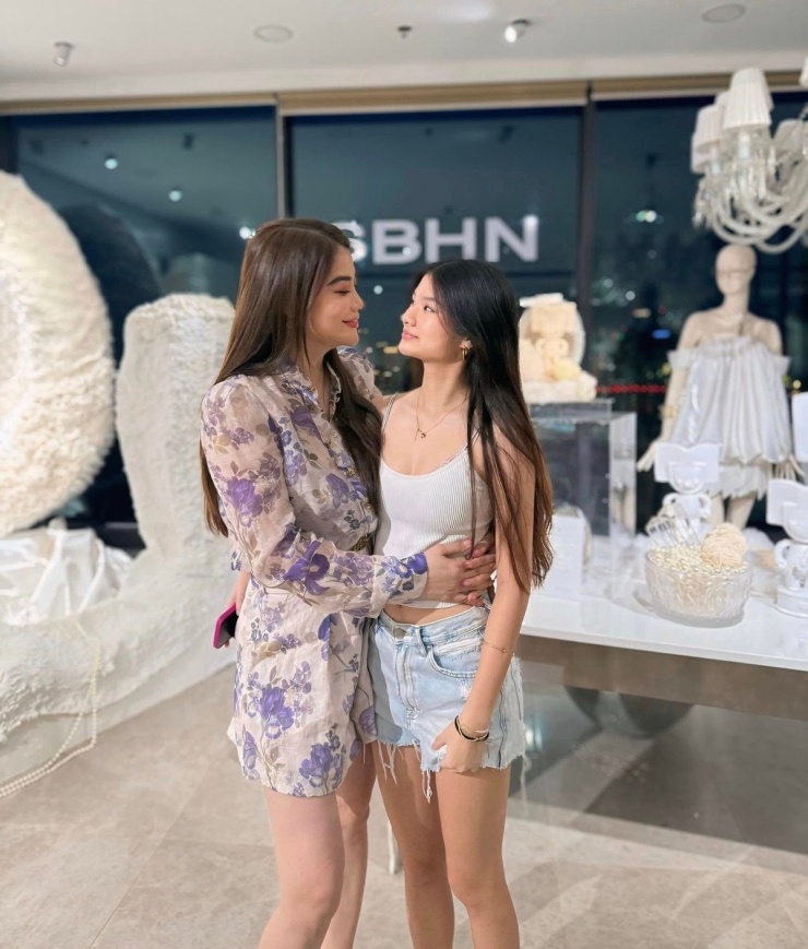 Ở tuổi 17, Bảo Tiên đã sở hữu chiều cao ấn tượng, được cho là đã vượt qua chiều cao của mẹ Trương Ngọc Ánh. Ảnh: FB Trương Ngọc Ánh