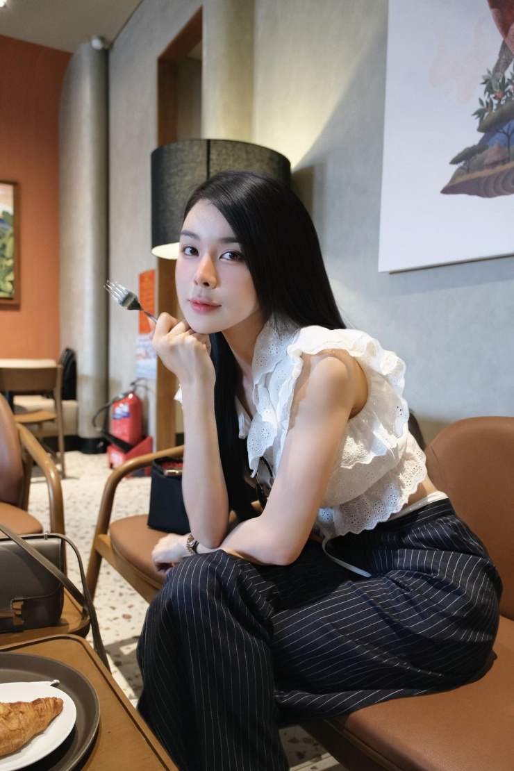 Bích Hạnh từng lên tiếng xác nhận việc can thiệp thẩm mỹ để có nhan sắc xinh đẹp hơn. Do làm việc trong lĩnh vực làm đẹp nên cô nàng thường xuyên có sự hỗ trợ chăm sóc sắc đẹp.