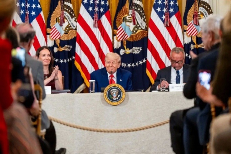 Bài đăng này được ông Trump đưa ra chỉ 30 phút sau khi cảnh báo sẽ áp thuế nhập khẩu ít nhất 25% với Apple, nếu công ty này không bắt đầu sản xuất điện thoại iPhone tại Mỹ.