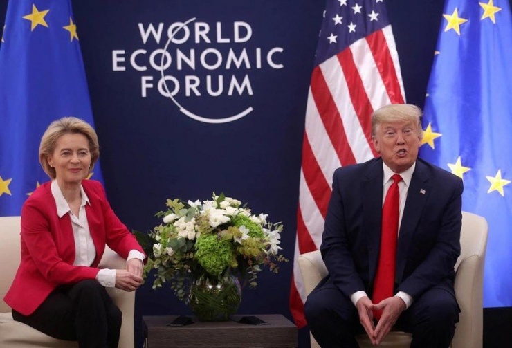 Thị trường chứng khoán Mỹ và châu Âu lao dốc ngay sau các thông báo của ông Trump.Chỉ số DAX (Đức) và CAC 40 (Pháp) cùng giảm 2,9%, trong khi FTSE 100 (Anh) mất 1%. Cùng lúc đó, chỉ số tương lai của thị trường chứng khoán Mỹ cũng giảm hơn 1%.