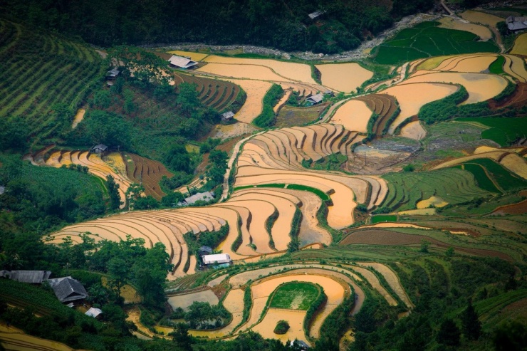 Mùa nước đổ là thời điểm người dân bắt đầu dẫn nước từ suối, khe núi về ruộng để chuẩn bị cho vụ cấy mới. Ảnh Giàng A Chay