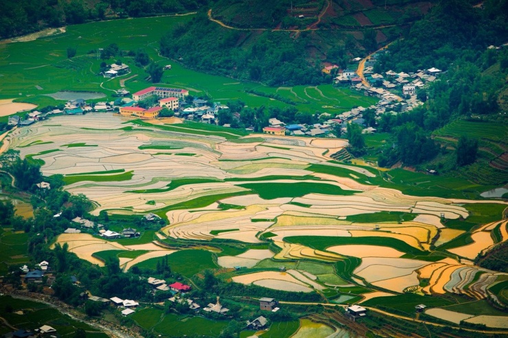 Cứ mỗi độ cuối tháng 5, đầu tháng 6, Mù Cang Chải (Yên Bái) lại bước vào mùa nước đổ – thời điểm những thửa ruộng bậc thang nơi đây được khoác lên mình vẻ đẹp lấp lánh như tranh thủy mặc. Khác với mùa lúa chín rực rỡ vàng óng, Mù Cang Chải mùa đổ ải mang đến một vẻ đẹp mộc mạc, trong trẻo và rất riêng của núi rừng Tây Bắc. Ảnh Giàng A Chay