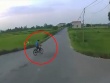 Clip: Xe đạp rẽ “từ trên trời rơi xuống”, ô tô phóng nhanh lao thẳng xuống ruộng