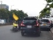 Vụ mở cửa ô tô hất văng xe máy còn đòi 3 triệu đồng: Luật sư lên tiếng