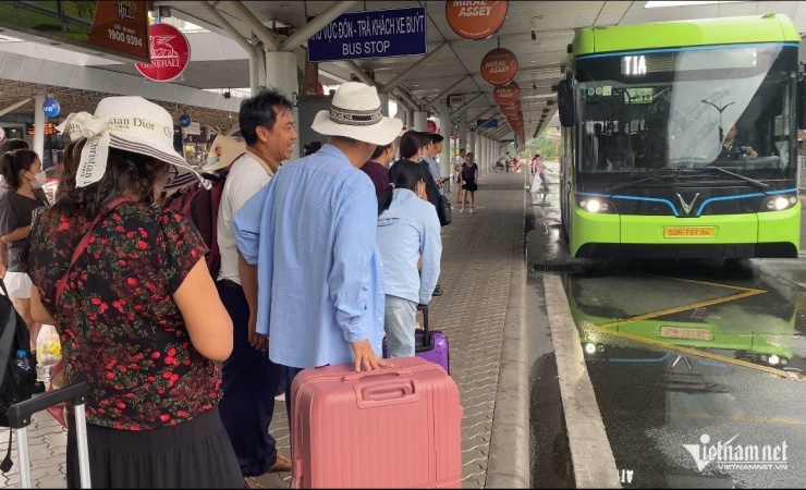 Hành khách đi xe trung chuyển từ nhà ga T1 sang ga T3. Ảnh: Tuấn Kiệt