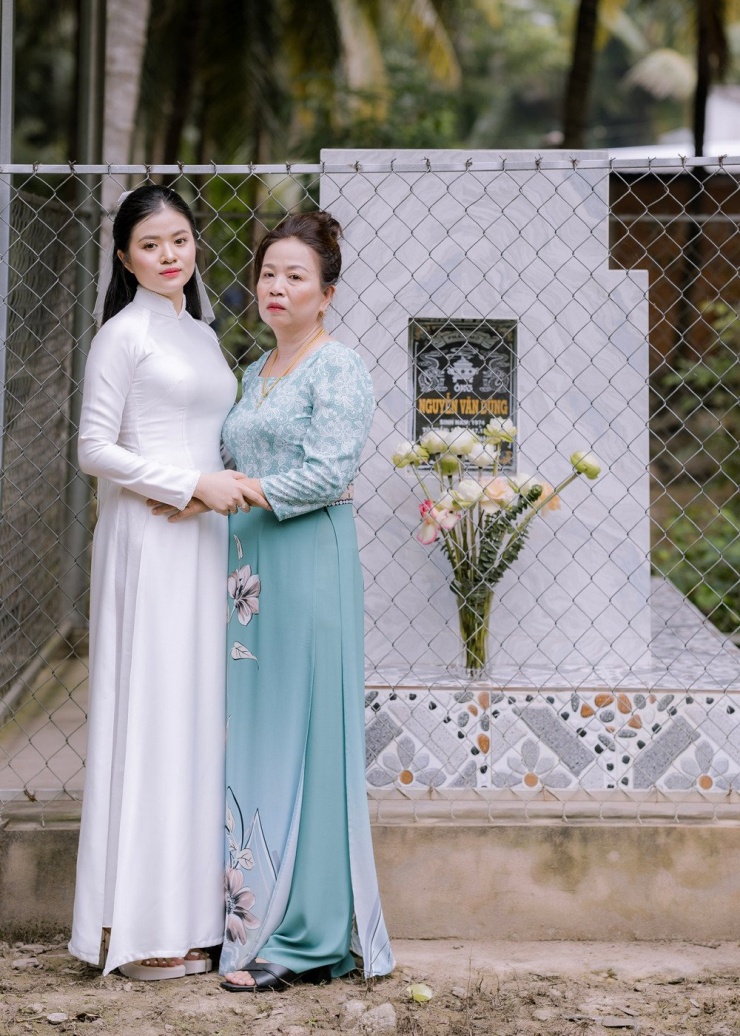 Cô dâu Vĩnh Long chụp ảnh bên ngôi mộ, phía sau là chuyện thắt lòng - 1