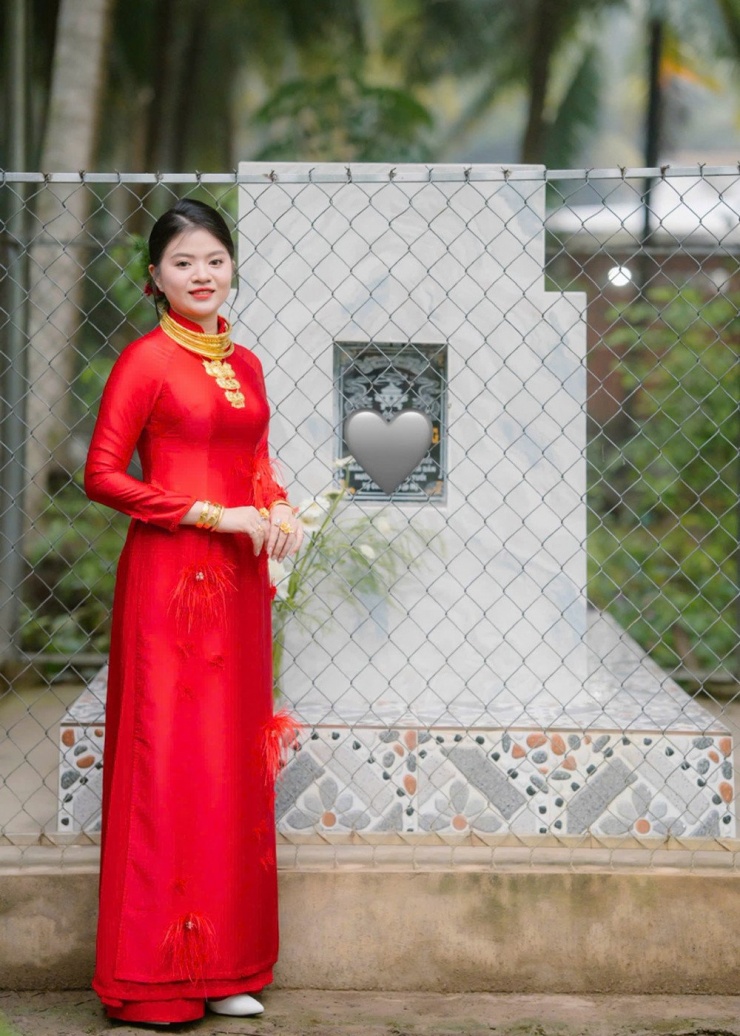 Trong đám hỏi, Diễm cũng ra mộ cha chụp ảnh&nbsp;