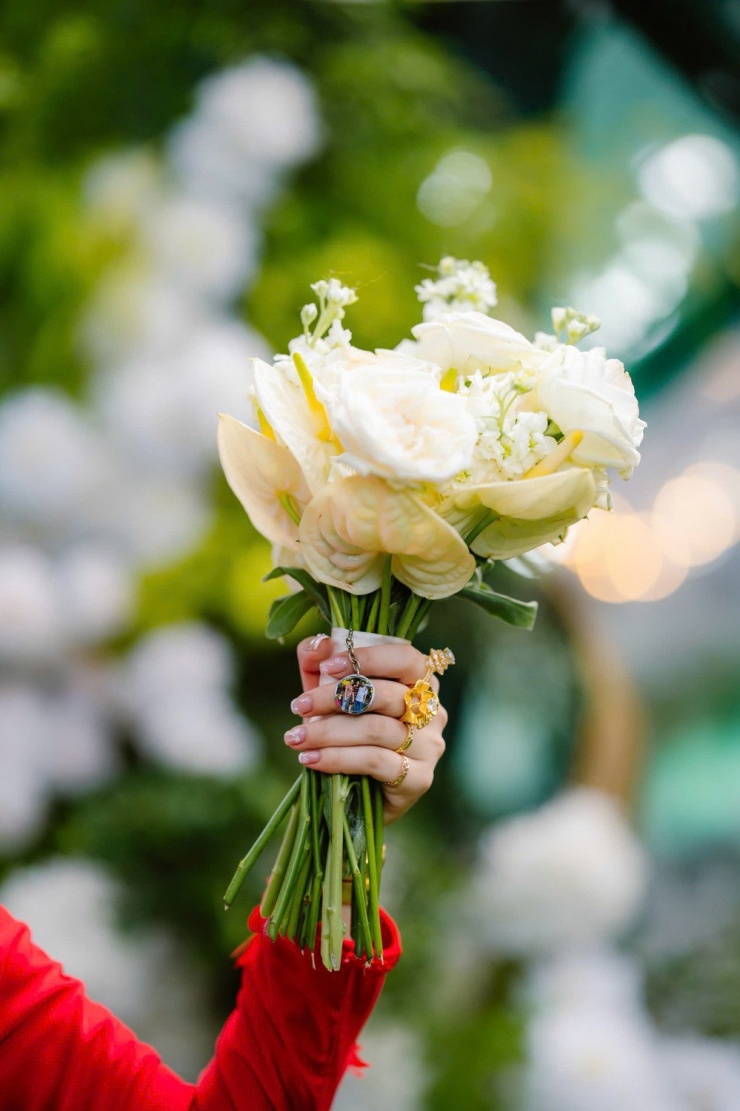 Bó hoa cưới gắn bức ảnh gia đình Diễm
