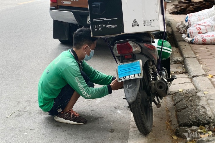 Không khó bắt gặp cảnh những shipper, xe ôm công nghệ 