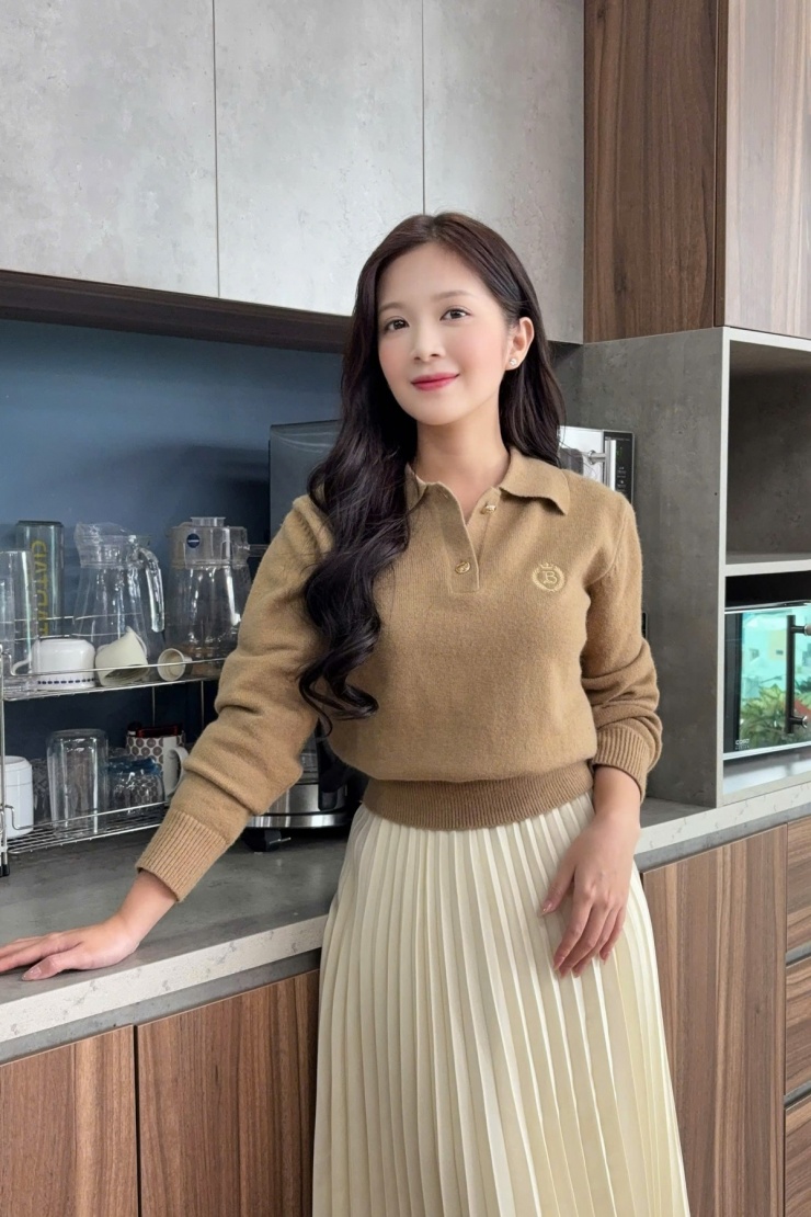 Ngoài quần suông, Ngọc Huyền còn chuộng những mẫu váy xếp ly dài quá gối. Đây cũng là một kiểu trang phục trông thanh lịch, tối giản, phù hợp với những cô gái có thân hình nhỏ bé.