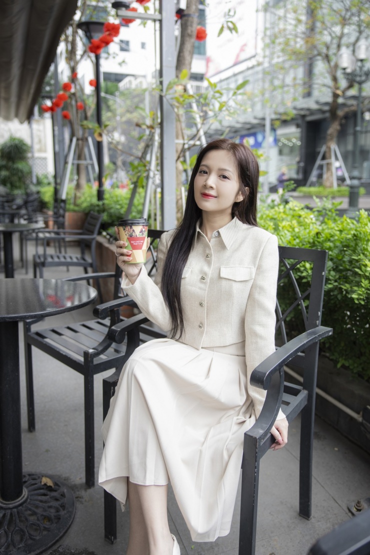 Trang phục được Khúc Mạnh Quân cùng Ngọc Huyền chọn lựa từ các local brand Việt Nam với mức giá tầm trung, từ khoảng 500 nghìn đồng đến hơn 2 triệu đồng. Đây cũng là mức giá được stylist Hà thành cho rằng phù hợp với đối tượng Gen Z, những cô gái mới ra trường đi làm, quý cô văn phòng trẻ.