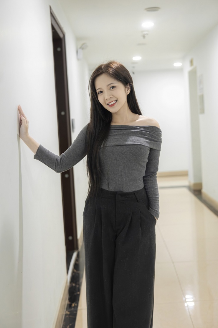 Một vài trang phục được Ngọc Huyền thêm thắt chút gợi cảm để thoát khỏi hình ảnh trẻ con, nhí nhảnh trong phần một của phim. Khúc Mạnh Quân nói sau khi phim lên sóng, tạo hình của nữ diễn viên nhận được phản hồi tích cực từ khán giả, trong đó không ít set đồ được nhiều người hỏi mua theo.