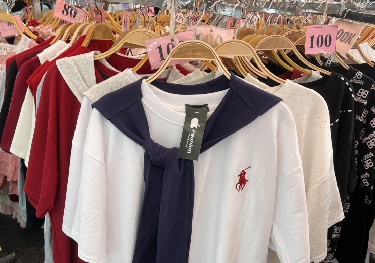 Một chiếc áo có logo giống hệt thương hiệu thời trang Polo Ralph Lauren nhưng có giá chỉ 100.000 đồng. Trong khi đó, thương hiệu có logo trong hình đặt trụ sở chính tại thành phố New York, nổi tiếng với các sản phẩm từ phân khúc cận cao cấp đến cao cấp và xa xỉ. Những chiếc áo phông của chính hãng không dưới một triệu đồng.