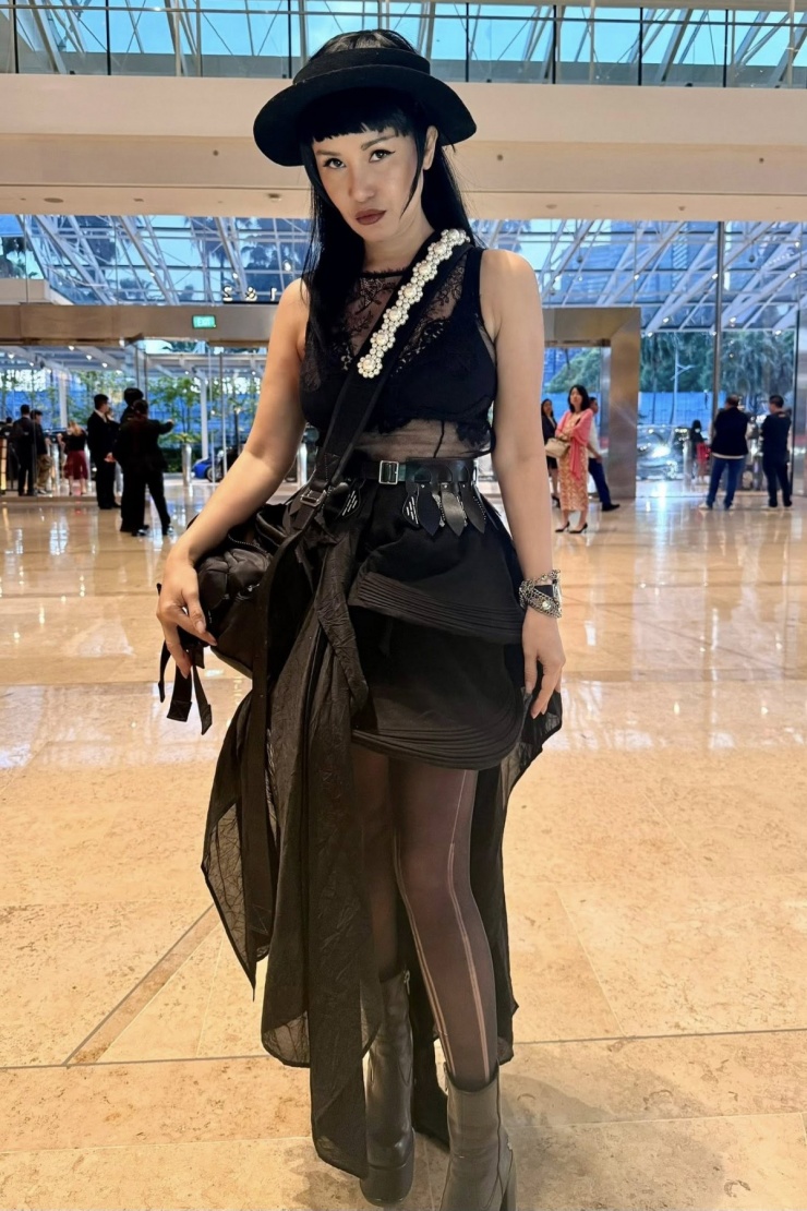 Bộ trang phục Hồng Nhung diện khi tham dự concert của Lady Gaga tại Singapore hôm 21/5 được nhiều khán giả nhận xét là 'đỉnh cao mix-match'. Dù diện cả 'cây' đen, Hồng Nhung trông nổi bật nhờ phối kết nhiều chất liệu như da, tulle, lưới, xuyên thấu... đi cùng lối trang điểm cá tính theo tinh thần gothic, Avant-gare - phong cách mà ca sĩ đặc biệt ưa chuộng.