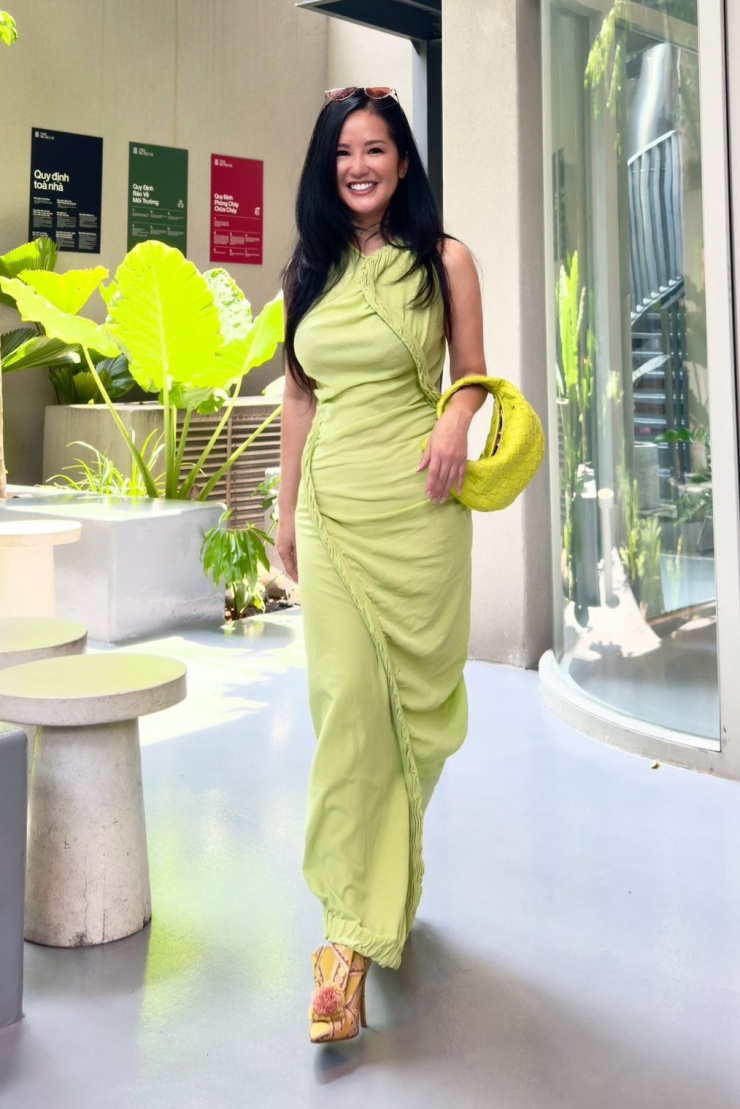 Trở lại phòng thu âm hôm 20/4 sau hai lần xạ trị ung thư vú, Hồng Nhung trông rạng rỡ, tươi trẻ cùng chiếc váy màu xanh nõn chuối, kết hợp túi xách Bottega Veneta.