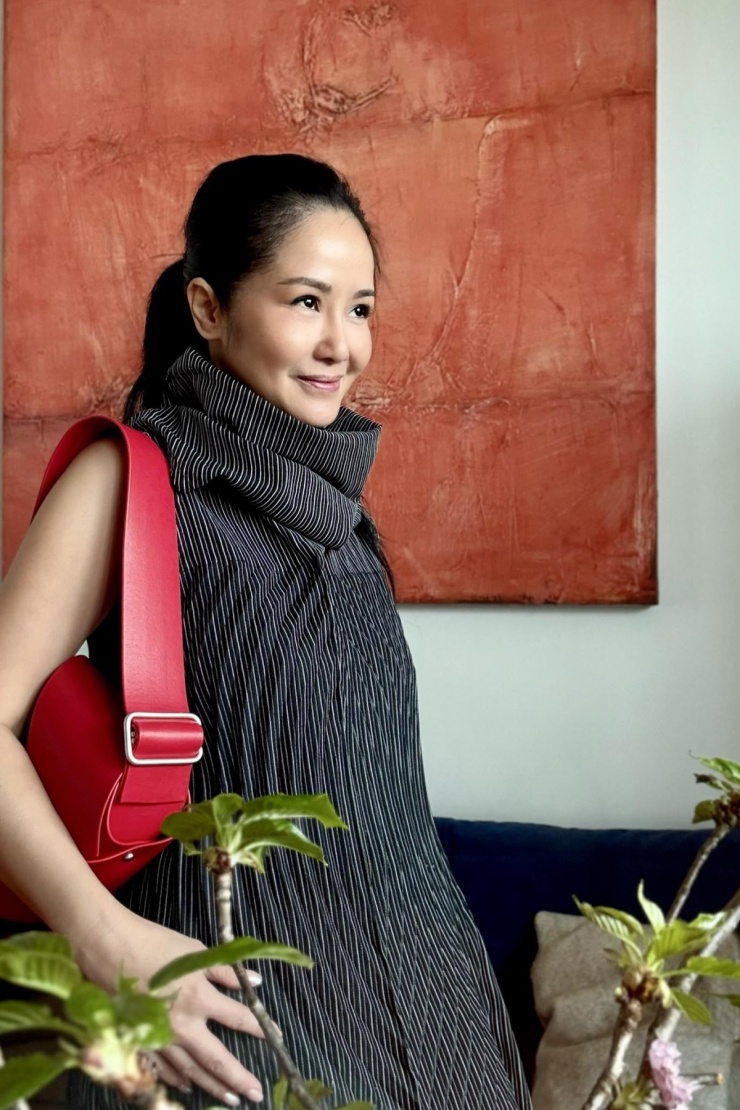 Hồng Nhung công bố tin bị ung thư vú hồi tháng 1. Cô đã trải qua phẫu thuật, xạ trị và hiện vẫn sử dụng thuốc theo phác đồ của bác sĩ. Nữ ca sĩ cho biết chưa lấy lại được sức khỏe cũ nhưng vẫn tích cực, khao khát làm nghề. Song song với các dự án nghệ thuật, ca sĩ tham gia một số hoạt động tuyên truyền, nâng cao nhận thức của phụ nữ về tầm soát ung thư vú sớm.
