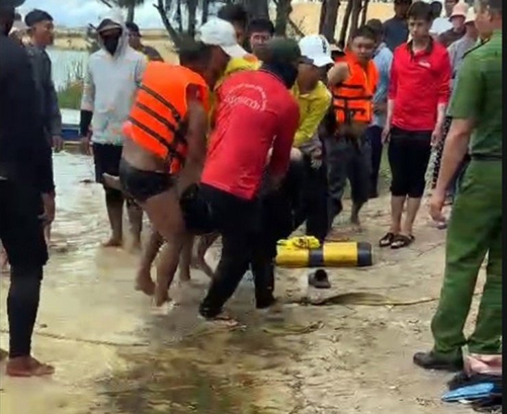 Du khách được đưa lên bờ nhưng quá muộn. Ảnh cắt từ clip.