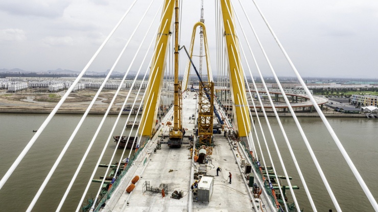 Giữa tháng 3, cầu Hoàng Gia được hợp long. Dự kiến, cây cầu sẽ được thông xe kỹ thuật vào cuối tháng 5 và chính thức đưa vào hoạt động vào tháng 8/2025. Khi hoàn thành, cây cầu sẽ kết nối trung tâm đô thị lõi Hải Phòng với khu đô thị trên đảo Vũ Yên và khu đô thị Bắc Sông Cấm (TP Thủy Nguyên).