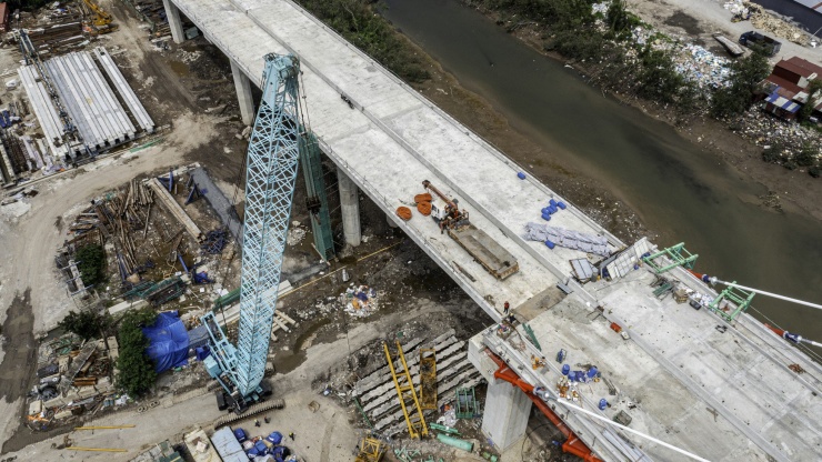 Ghi nhận của PV Tiền Phong những ngày cuối tháng 5, lực lượng thi công đang tập trung nhân lực, vật lực thi công trải thảm, các hạng mục phụ để kịp hoàn thiện chuẩn bị thông xe kỹ thuật.