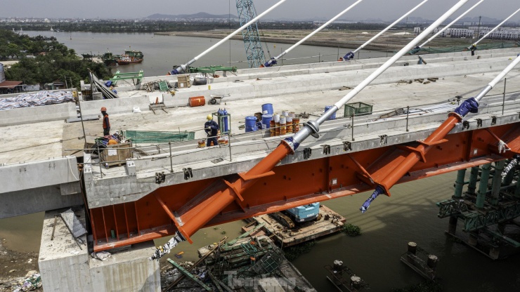 Công nhân thi công hoàn thiện lan can, dải phân cách, vị trí nối giữa các nhịp cầu.