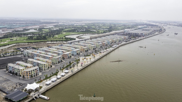 Cầu Hoàng Gia có vị trí đắc địa, bắc qua sông Cấm. Một bên là trung tâm đô thị lõi, nơi có các bến cảng truyền thống một thời của Hải Phòng với nhiều giá trị văn hóa, lịch sử; một bên là khu đô thị mới trên đảo Vũ Yên trẻ trung, sôi động đang dần hình thành.