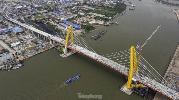 Cây cầu được thiết kế theo ý tưởng "cửa thế giới" với 2 tháp ngả về phía sông, tạo cong hình vòm như cánh cửa chào đón bạn bè, du khách quốc tế đến với Việt Nam, cũng như tiễn những chuyến tàu, hành khách Việt Nam ra thế giới.