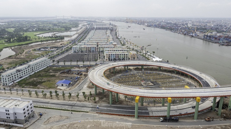 Toàn cảnh hai bên bờ sông Cấm, khu vực cầu Hoàng Gia bắc qua.