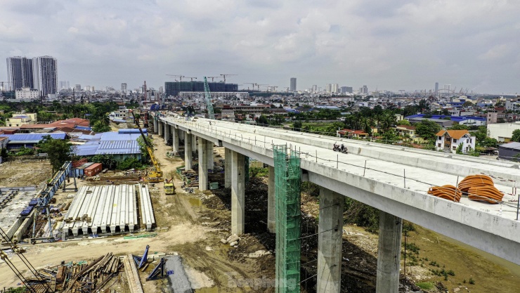 Đường dẫn nối trung tâm đô thị lõi Hải Phòng, tại nút giao đường Lê Thánh Tông (quận Ngô Quyền, TP Hải Phòng) lên cầu Hoàng Gia bắc qua sông Cấm sang đảo Vũ Yên. Công trường đường dẫn đang được các nhà thầu tập trung hoàn thiện.