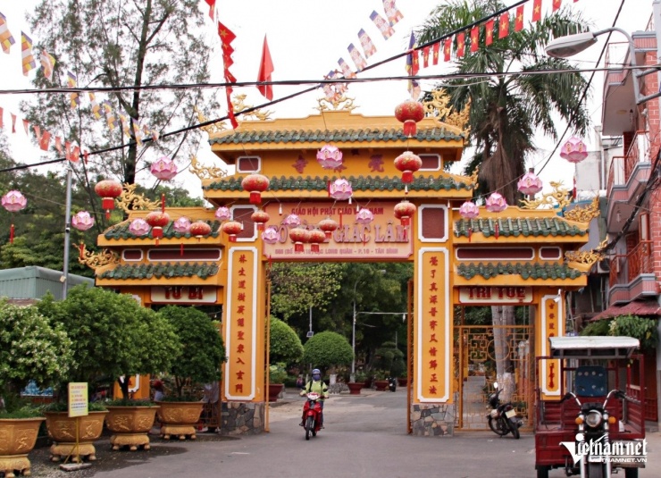 Tam quan ngôi chùa cổ Giác Lâm. Ảnh: Hà Nguyễn