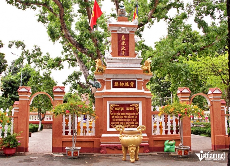 Chùa cổ gần 300 tuổi có trăm &#39;báu vật&#39; thếp vàng hút khách chiêm bái ở TPHCM - 3