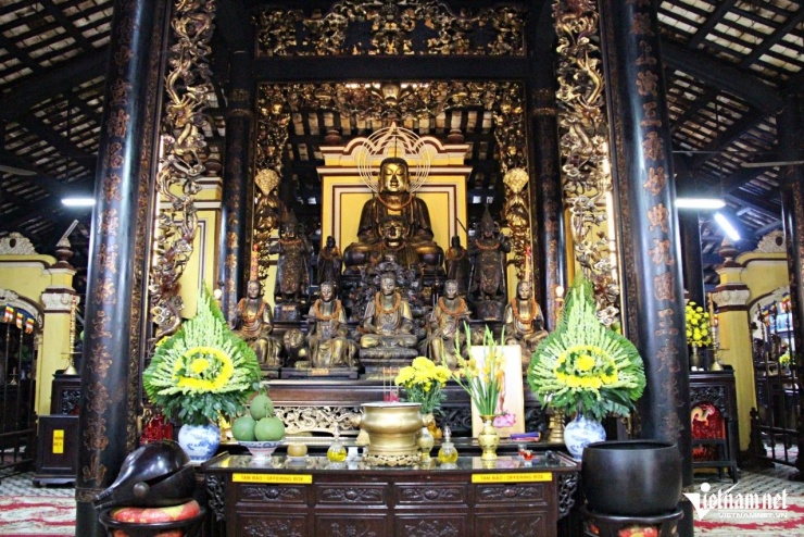 Chính điện chùa Giác Lâm với những tượng thờ cổ. Ảnh: Hà Nguyễn